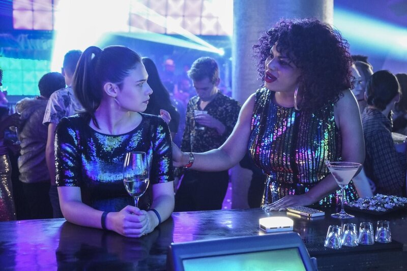 Nia Nal (Nicole Maines, l.); Yvette (Roxy Wood, r.) – Bild: The CW Network, LLC.