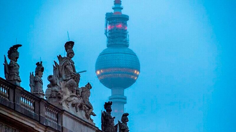 Der Berliner Fernsehturm: In DDR-Zeiten war oberhalb der Kugel ein Spionageversteck der Staatssicherheit. – Bild: phoenix/​ZDF/​Christophe Gateau
