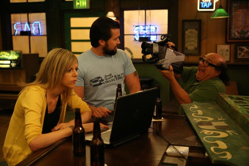 (v.l.n.r.) Dee Reynolds (Kaitlin Olson); Mac (Rob McElhenney); Frank Reynolds (Danny DeVito) – Bild: Bluebush Productions, LLC.