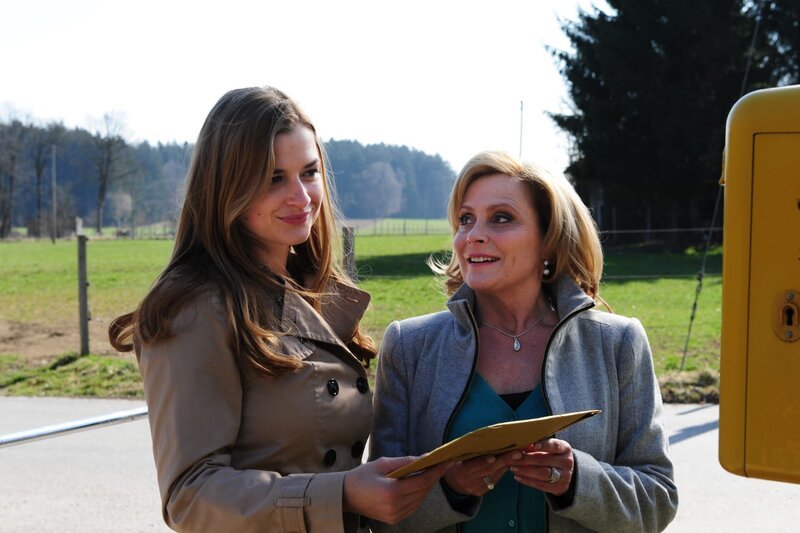 Theresa (Ines Lutz, l.); Nicola (Kerstin Gähte, r.) – Bild: ARD /​ Ann Paur