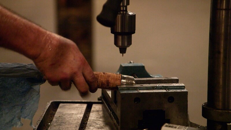 Hinzufügen von Details mit einem Bohrer. – Bild: aeairt