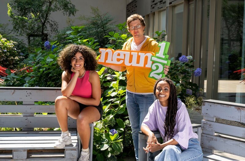 Von links: das Moderatorenteam Tessniem Kadiri, Robert Meyer und Luam Kessette. – Bild: WDR/​Melanie Grande