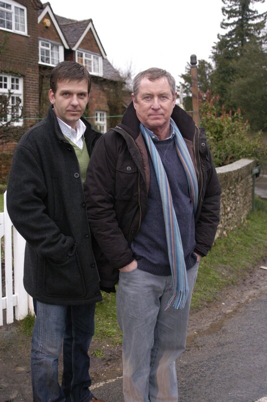 DS Ben Jones (Jason Hughes, l.) und DCI Tom Barnaby (John Nettles, r.). – Bild: ZDF/​All3Media