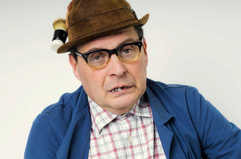 Der Begge Peder, der Hausmeister mit dem unverwechselbaren Gebiss, kennt kein Tabu und verschont niemanden. – Bild: SWR/​Chris Effex