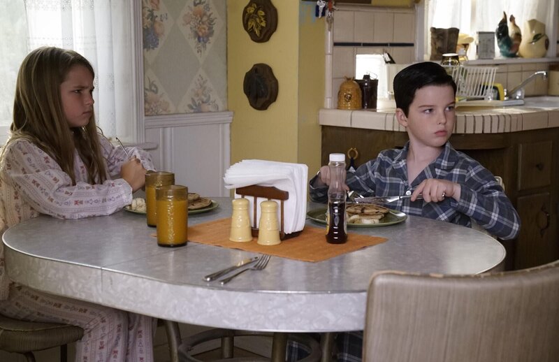 Missy (Raegan Revord, l.); Sheldon (Iain Armitage, r.) – Bild: CBS