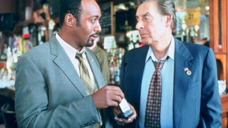 Die Detectives Green und Briscoe ermitteln im Mordfall einer Lehrerin. – Bild: RTL/​NBC Universal