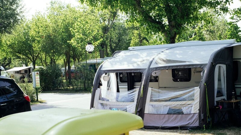 Neue Geschichten von dem größten Campingplatz Europas – dem Marina di Venezia in Italien! Für jeden ist etwas dabei: Alteingesessene und Campingneulinge zeigen die großen und kleinen Dramen, die sich im Urlaub abspielen. – Bild: RTLZWEI