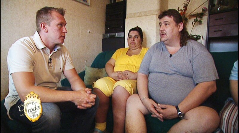 Verkaufsprofi Otto Schulte wird von Oliver (re.) nach Nürnberg gerufen. Olivers Mutter Hilka ist ins Pflegeheim gekommen und die Wohnung muss aufgelöst werden. – Bild: RTL Zwei