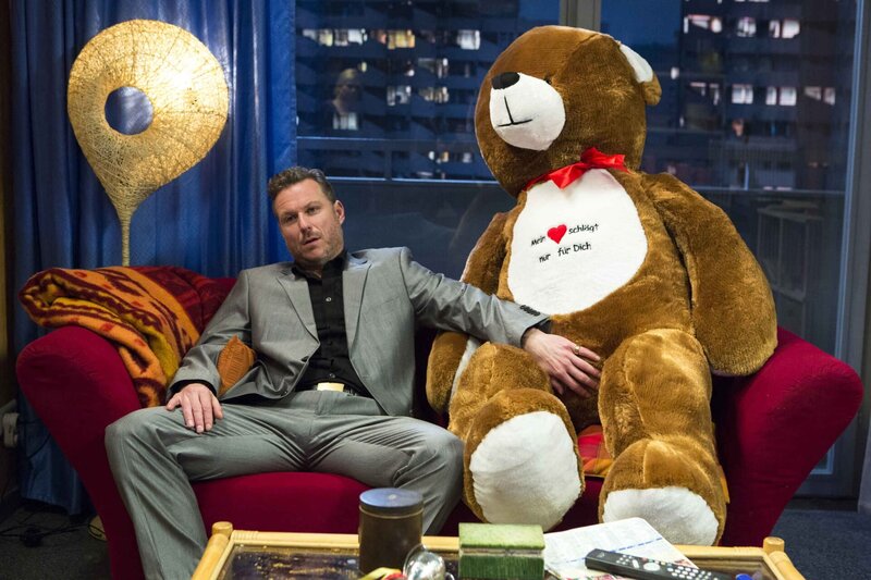 Versucht alles, um Danni für sich zu gewinnen: Pit (Dirk Borchardt) … – Bild: SAT.1 /​ Frank Dicks