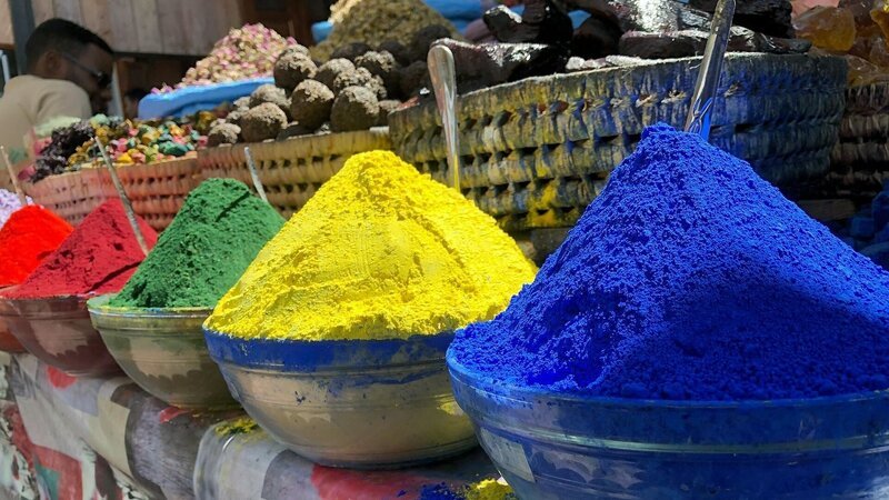 Knallige Farbpigmente, orientalische Düfte –  die Märkte in Marrakesch sind ein Rausch für die Sinne. – Bild: Sebastian Bellwinkel