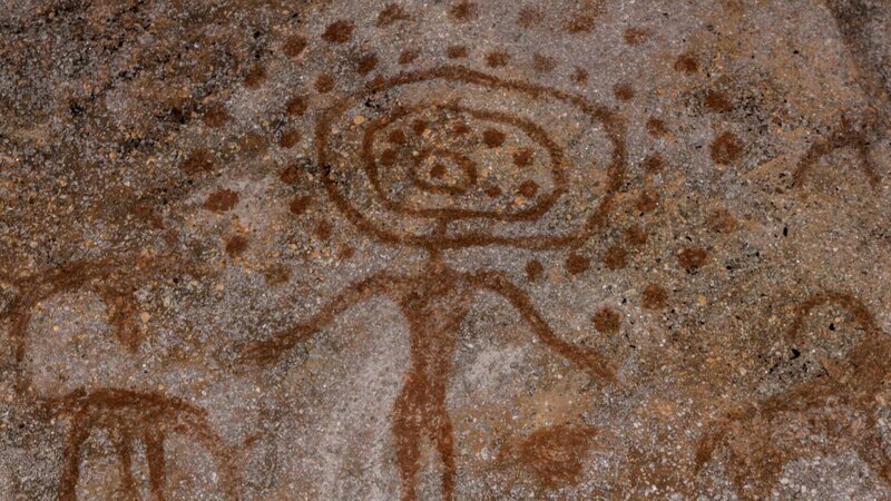 Bild eines alten Mannes an einer Höhlenwand – Bild: HISTORY /​ A+E Networks