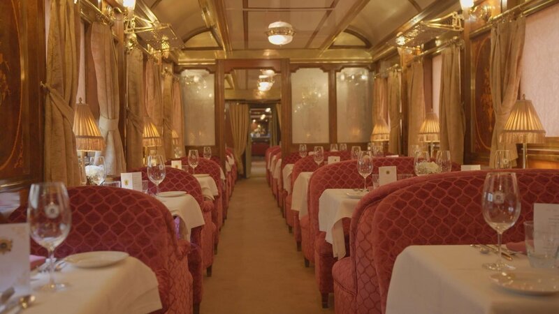 Essensabteil im Analus Luxuszug. – Bild: RTL /​ BriteSpark