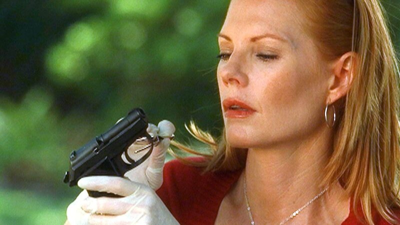 Wie kommt die Waffe in den Garten? Ein Stück Luftballon bringt Catherine (Marg Helgenberger) auf die richtige Spur. – Bild: TVNOW /​ CBS