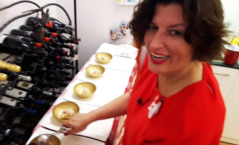 Gastgeberin Sandra – Bild: MG RTL D /​ ITV Studios
