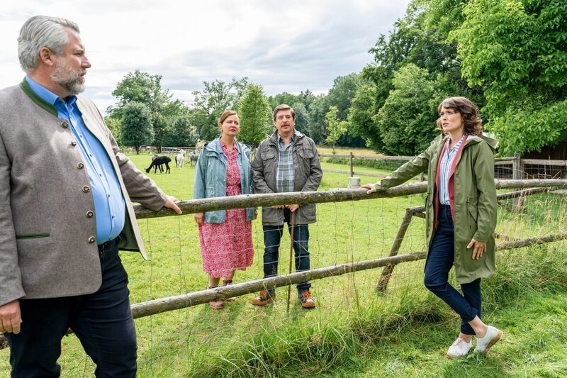 Die Kommissare Stadler (Dieter Fischer, l.) und Andresen (Sophie Melbinger, r.) befragen das Ehepaar Nerlinger Annegret (Eva Wittenzellner, 2.v.l.) und Hartmut (Georg Veitl, 2.v.r.), die auf dem Hof des Verstorbenen eine Alpakafarm betreiben. – Bild: ORF/​ZDF/​Linda Gschwentner