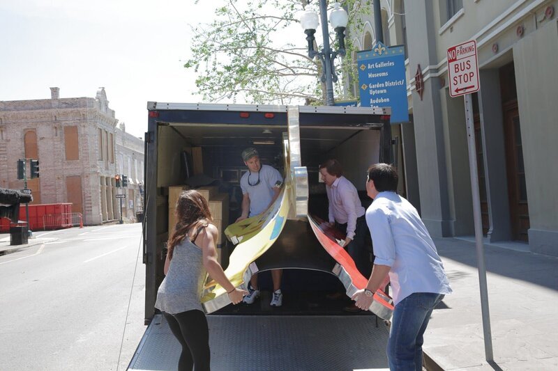 Der Transporter ist fast voll. Ob Robbie (l.) und Chris (2. v. l.)es schaffen, sie nur mit Öl im Tank rechtzeitig an den Bestimmungsort zu liefern. – Bild: 2021 A&E Networks, LLC Lizenzbild frei