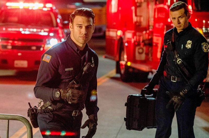 Eddie Diaz (Ryan Guzman, l.); Evan „Buck“ Buckley (Oliver Stark, r.) – Bild: ORF/​PRO7/​2021 Fox Media/​Jack Zeman