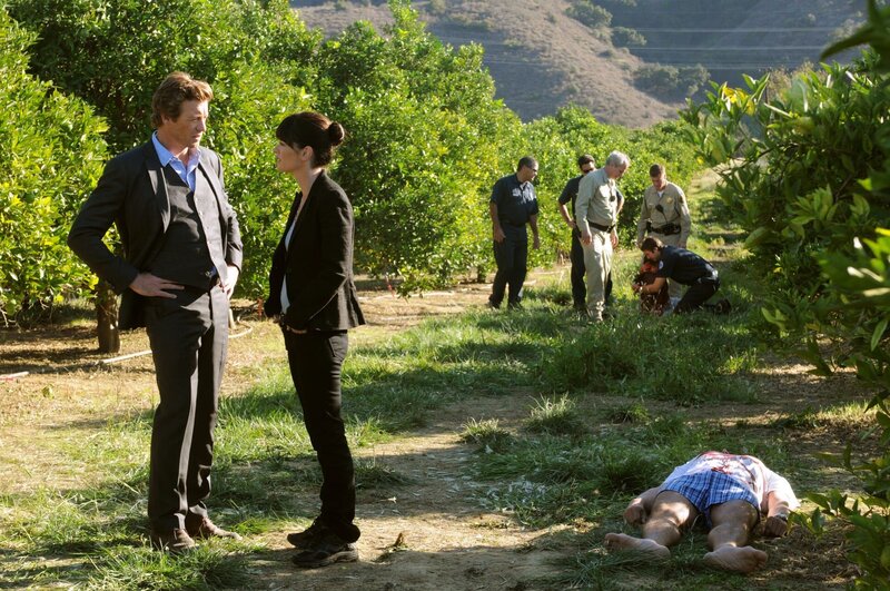 Ein neuer Fall beschäftigt Teresa (Robin Tunney, 2.v.l.) und Patrick (Simon Baker, l.) … – Bild: Warner Bros. Television Lizenzbild frei