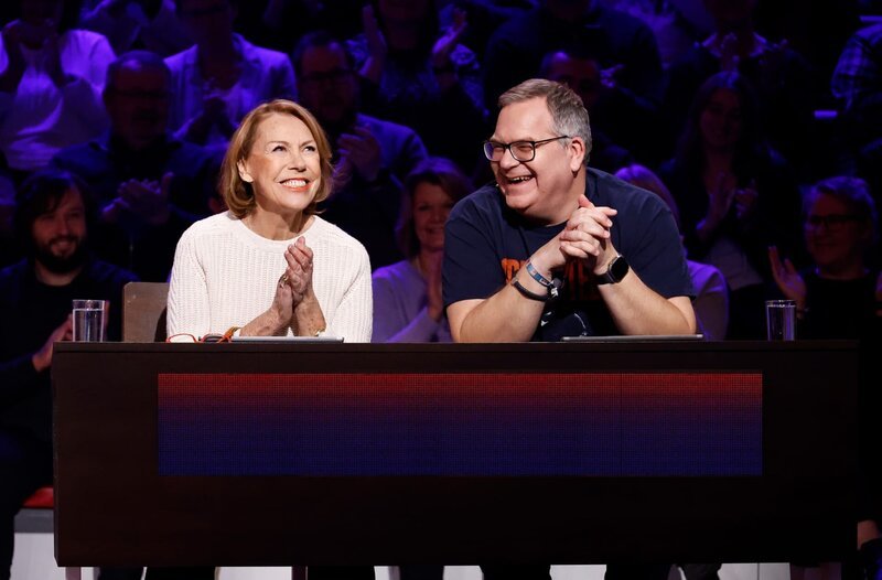 Rateteam-Kapitän Elton (r.) und die Schauspielerin Gaby Dohm (l.) bilden ein Rateteam. – Bild: ARD/​Morris Mac Matzen