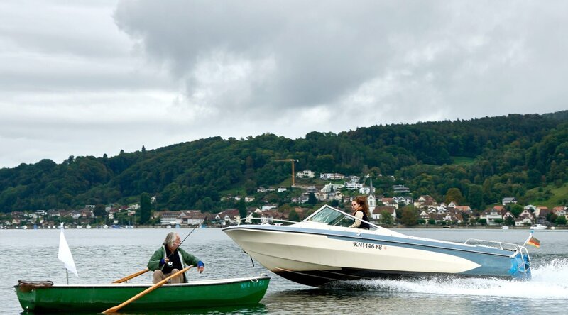 Emma Rau (Emma Preisendanz, r.) kann bei ihrer Amokfahrt gerade noch einem Fischerboot ausweichen. – Bild: ORF/​Bavaria/​ARD/​SWR/​Nicolas Gradicsky