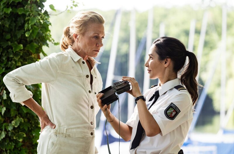 Arda (Yasemin Cetinkaya, r.) und Kruppka (Karen Böhne, l.) kontrollieren die Überwachungskameras im Segelclub. – Bild: ARD/​Martin Valentin Menke