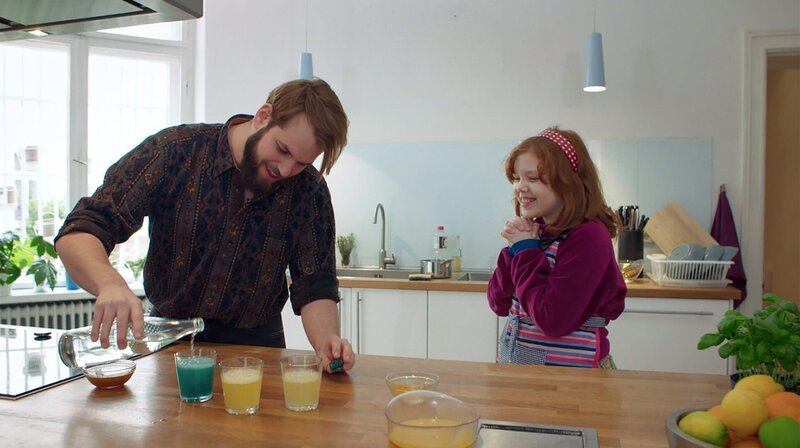Felix und Elisabeth bereiten ihre eigene Orangenlimonade zu. – Bild: rbb/​André Schmidtke