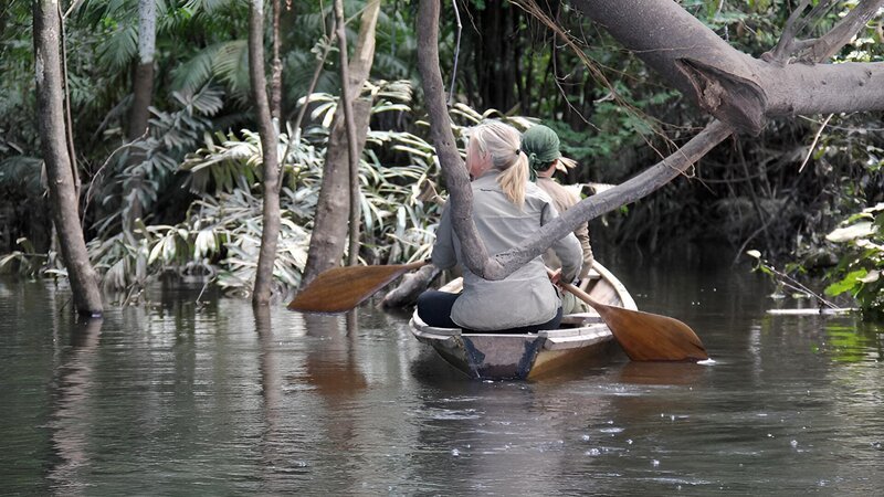 Myke and Ruth on Boat in Colombia paddling from behind. – Bild: Discovery Communications