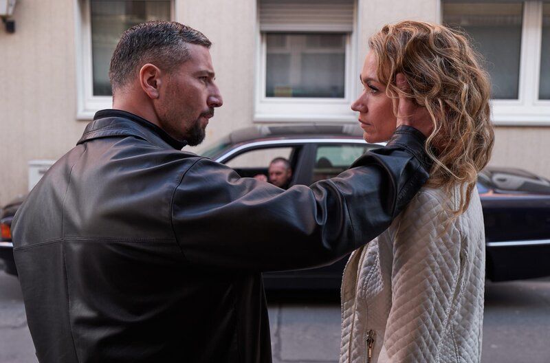 Der Gangster Viktor Buslenko (Murathan Muslu) weiß nicht, ob er seiner Geliebten (Lisa Maria Potthoff) trauen kann. – Bild: ARD Degeto/​Frank Dicks /​ ZDF und ARD Degeto/​Frank Dicks