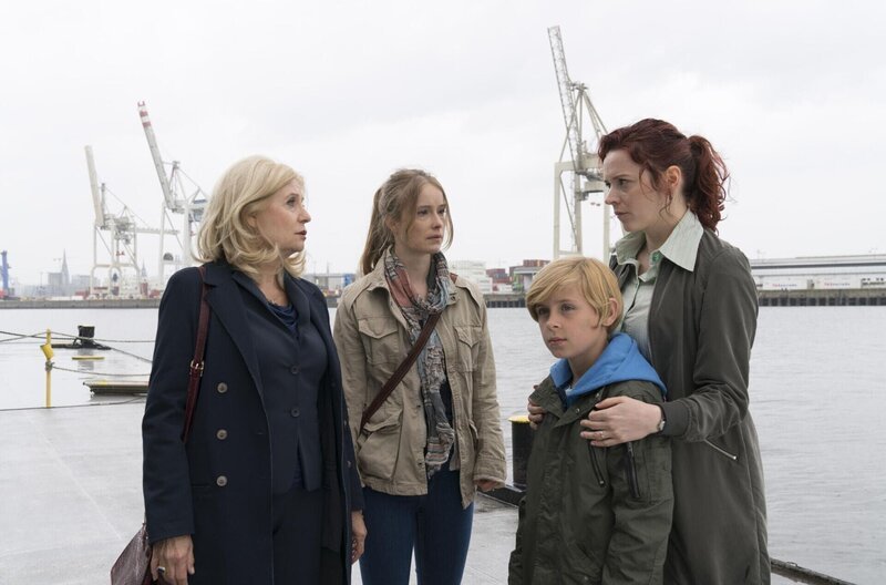 (v.l.n.r.) Isabel von Brede (Sabine Postel); Silke Brandner (Odine Johne); Luke (Leander Pütz); Regina Meissner (Julia Krynke) – Bild: Degeto Film GmbH/​ Vertrieb OneGate Media GmbH