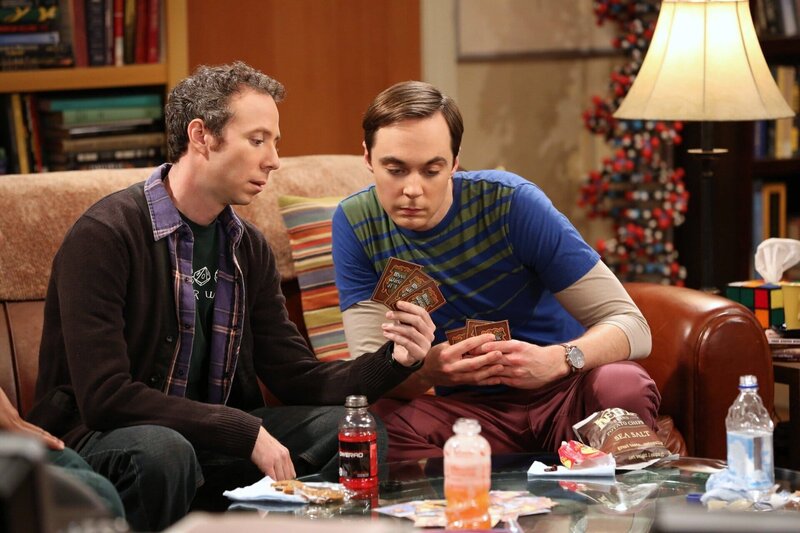 Stuart (Kevin Sussman, l.) versucht, in die Gemeinschaft der Freunde aufgenommen zu werden, aber Sheldon (Jim Parsons, r.) ist zunächst dagegen. Als Leonard ihm empfiehlt, in Stuart einen Howard-Ersatz zu sehen, ist Sheldon, nachdem er sich vergewissert hat, dass Stuart Howard in dessen Gewohnheiten ähnlich ist, einverstanden … – Bild: Warner Bros. Television
