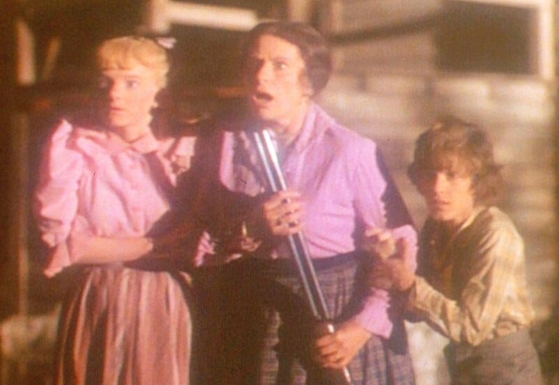 Mrs. Oleson (Katherine McGregor, M.), Nellie (Alison Arngrim, l.) und Willie (Jonathan Gilbert, r.) trauen ihren Augen nicht. Aus dem See taucht ein schreckliches Ungeheuer auf … – Bild: Worldvision Lizenzbild frei