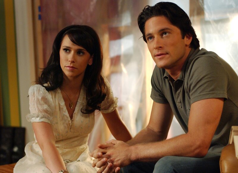 Jims (David Conrad, r.) verstorbener Bruder nutzt Melindas (Jennifer Love Hewitt, l.) Gabe, um mit ihm in Kontakt zu treten. – Bild: ABC Studios