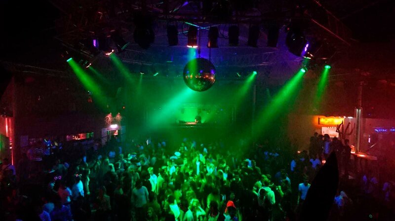 In der Discothek „Hyde-Park“ in Osnabrück wird die Lightshow mit Lasern immer wichtiger. – Bild: NDR/​video.arthouse