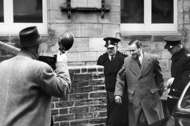 John George Haigh auf dem Weg in den Gerichtssaal – Bild: RTL