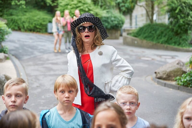 Gabriele (Leslie Moltan) besucht ihre Töchter im Zoo. – Bild: RTL /​ Guido Engels