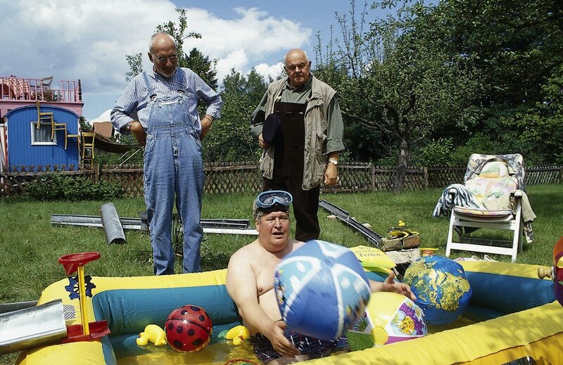 In Zeiten der Wasserknappheit in Bärstadt sehen Peter und der Forellenbauer (Klaus Steinmann) so was gar nicht gerne: Nachbar Paschulke (Helmut Krauss) verschwendet das kostbare Nass für sein Planschbecken. – Bild: ZDF/​Christiane Pausch