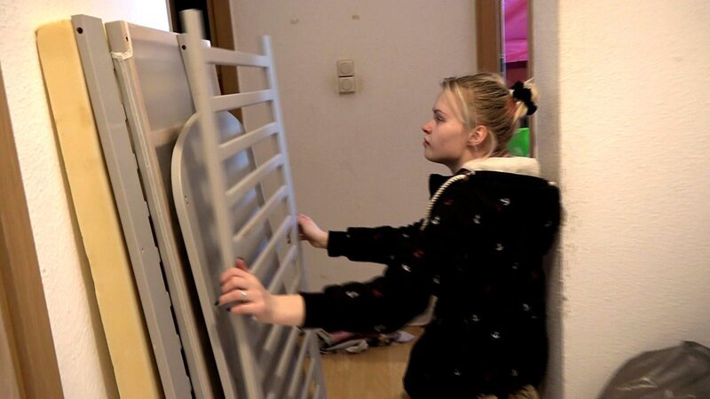 Cindy ist wieder in Rostock. Die 21-Jährige muss eine letzte Amtshandlung hinter sich bringen, um vollständig Rostock zu verlassen. Gemeinsam mit Freunden mistet Cindy ihre Wohnung aus. – Bild: RTLZWEI – Recht zum Abdruck/​Darstellung zeitlich/​sachlich beschränkt auf die Bewerbung der Sendung