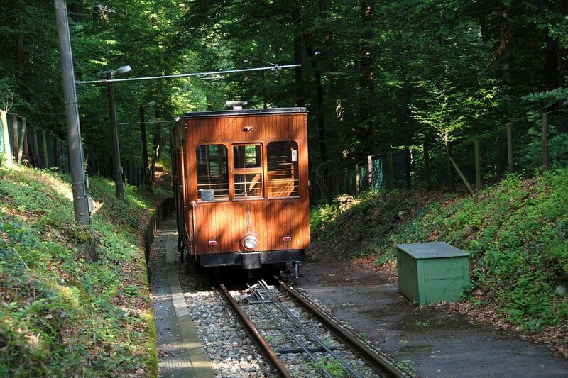Mit der Standseilbahn kommt man bequem in 3 Minuten von Heslach zum Waldfriedhof. – Bild: SWR/​Alexander Schweitzer