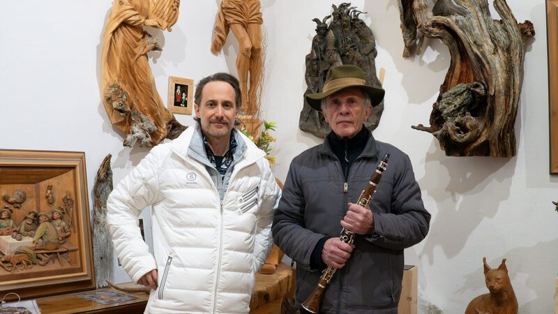 v.li.: Michael Ostrowski und der Maskenschnitzer Max Kössler in Maxs Werkstatt – Bild: ServusTV /​ Matthias Horngacher