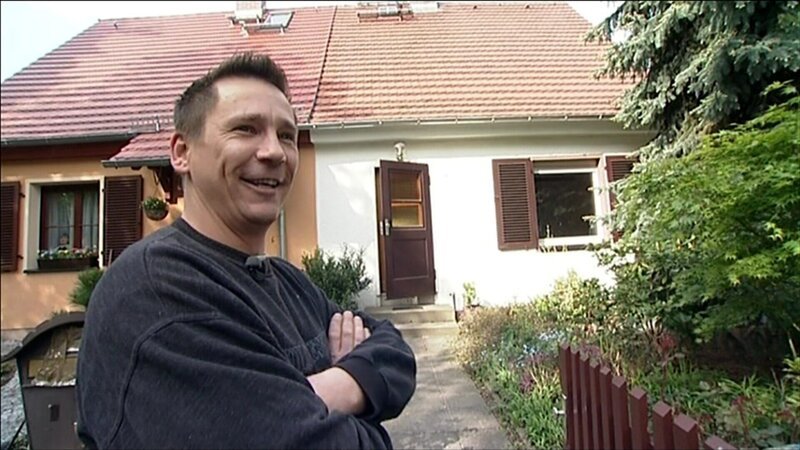 Um ihr Schnäppchenhaus zu finanzieren, mussten Uwe und Doris einen Kredit aufnehmen. Auf der Baustelle ist Uwe der alleinige Chef und lässt sich auch von seinen Freunden nicht reinreden. „Die Schnäppchenhäuser“ hat das Paar erneut besucht. – Bild: RTLZWEI