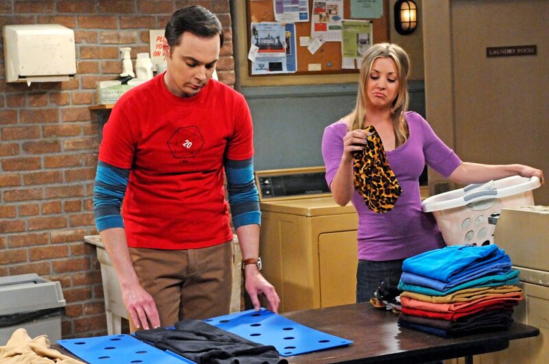 Jim Parsons (Sheldon Cooper), Kaley Cuoco (Penny). – Bild: GLEN
