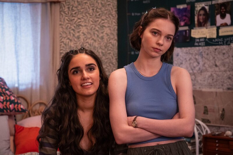 Pip (Emma Myers, r.) und Cara (Asha Banks, l.) planen auf eine berüchtigte Party zu gehen, von deren Location nur ausgewählte Gäste wissen. – Bild: ZDF und Sally Mais