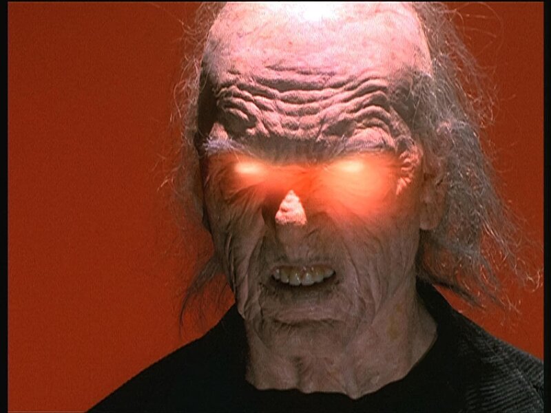 Hinter dem smarten Starfotografen Stefan verbirgt sich der bösartige Javny (Michael Philip). Alle paar Jahre kommt er auf die Erde und eignet sich die Lebenskraft von jungen Frauen an … – Bild: ATV2