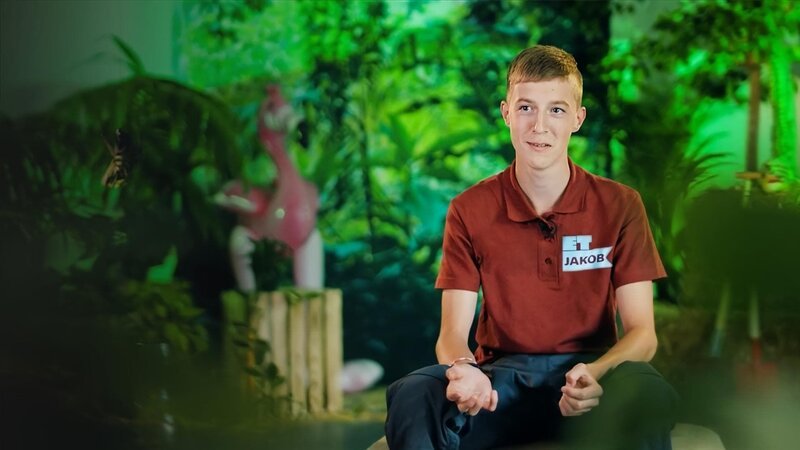 Im Gondwanaland soll das große Becken der Riesenottern von Algen und Schmutz befreit werden und jede helfende Hand wird gebraucht. – Bild: MDR/​Cine Impuls Leipzig GmbH