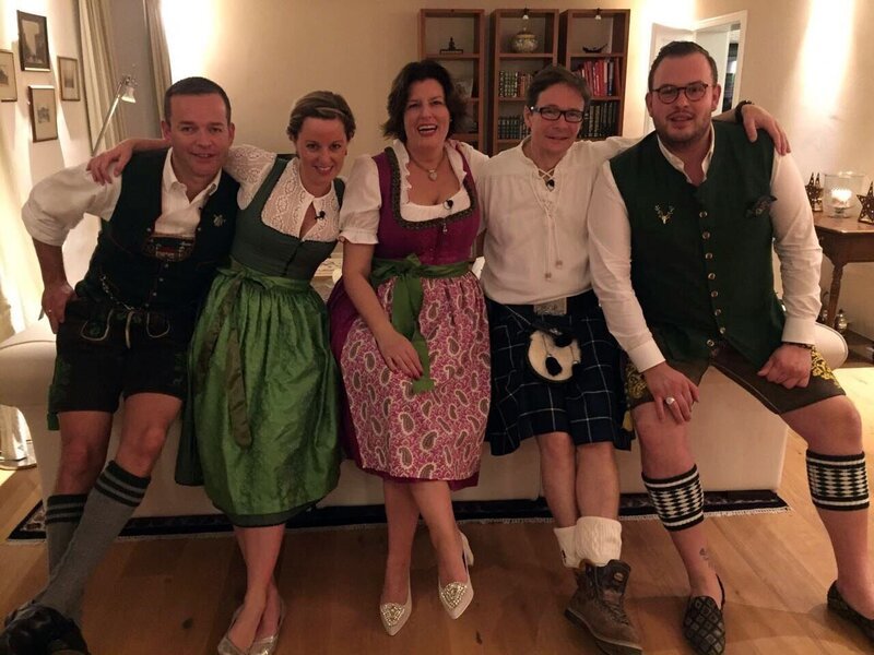 V.l.: Alois, Katharina „Kathi“, Sandra, Gastgeber Graham und Peter – Bild: MG RTL D /​ ITV Studios