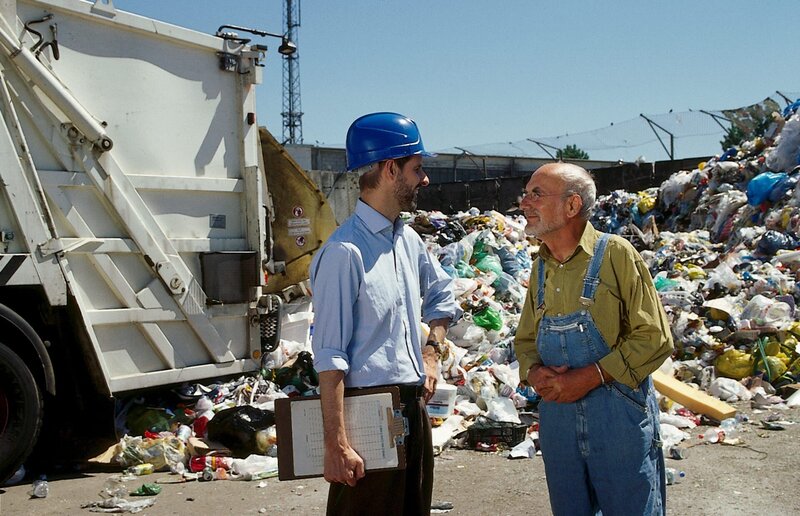 Zwischen Bärstadts riesigen Müllbergen ist Peter Lustig (Peter Lustig, r.) auf der Suche nach einem wertvollen Gartenzwerg. So eine Frage hatte der Betriebsleiter (Frank Arnold, l.) noch nie. – Bild: ZDF