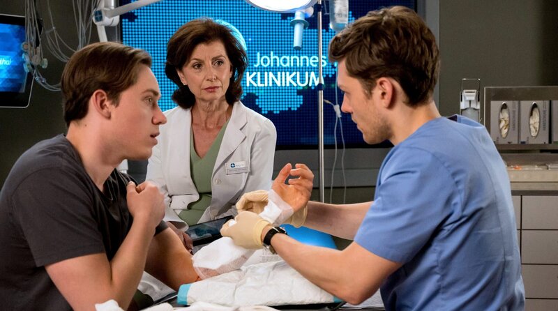 Gemeinsam mit Karin Patzelt versorgt Florian Osterwald die Wunde von Moritz Teuber. – Bild: ARD/​Jens-Ulrich Koch