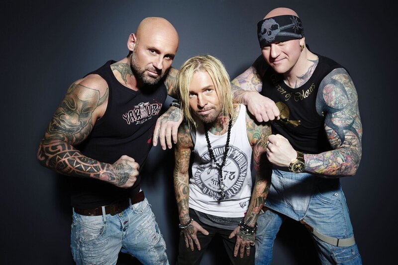 (1. Staffel) – Wollen verzweifelten Menschen helfen, ihre Hautpfuschereien loszuwerden: (v.l.n.r.) Bertram „Berti“ Krause, Mick Mark und Randy Engelhard … – Bild: sixx /​ Jens Koch