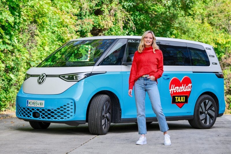Herzblatt-Taxi-Lenkerin Tina Ritschl bereist alle neun Bundesländer und führt die Singles zu den schönsten Plätzen Österreichs. – Bild: ORF / Hans Leitner Herzblatt-Taxi-Lenkerin Tina Ritschl bereist alle neun Bundesländer und führt die Singles zu den schönsten Plätzen Österreichs. – Bild: ORF / Hans Leitner