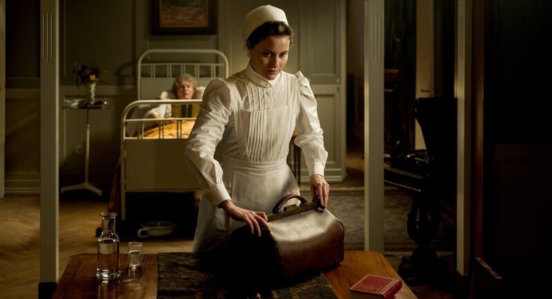 Die Krankenschwester Johanna Gabathuler (Dominique Devenport) soll das Zimmer der Patientin Helen Taylor (Anna Holmes) ausspionieren. – Bild: SRF/​ARD Degeto/​Amalia Film/​Contrast Filmproduktion/​Pascal Mora